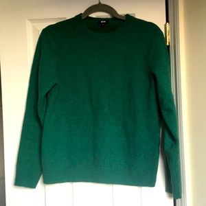 Uniqlo men’s green sweater - fits small
